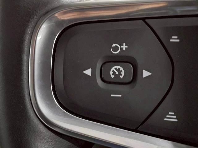 ＸＣ４０ Ｔ４　モメンタム　１オナ／全周囲／レーダークルーズ／ＥＴＣ／ＡＰＰカープレイ／ブラインドスポット／パワーシート／フルセグ／白レザー／シートメモリー／ブレーキホールド／シートヒーター／ステアリングスイッチ（6枚目）