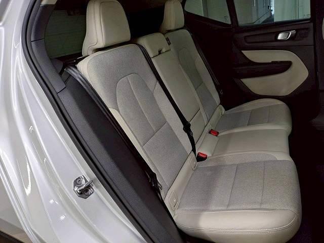 ＸＣ４０ Ｔ４　モメンタム　１オナ／全周囲／レーダークルーズ／ＥＴＣ／ＡＰＰカープレイ／ブラインドスポット／パワーシート／フルセグ／白レザー／シートメモリー／ブレーキホールド／シートヒーター／ステアリングスイッチ（9枚目）