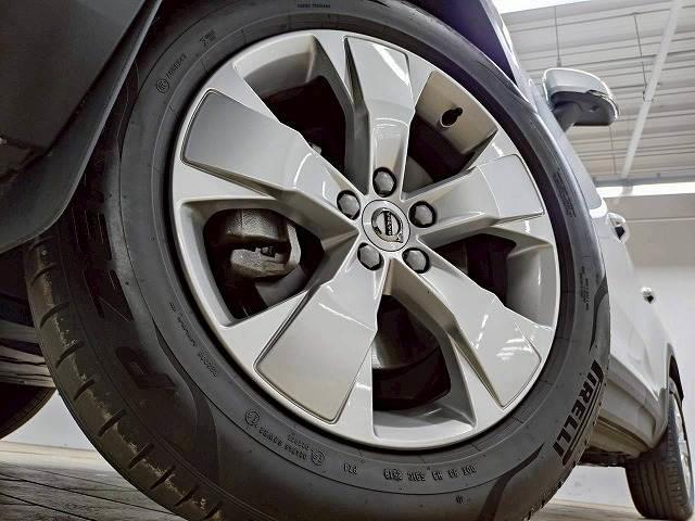 ＸＣ４０ Ｔ４　モメンタム　１オナ／全周囲／レーダークルーズ／ＥＴＣ／ＡＰＰカープレイ／ブラインドスポット／パワーシート／フルセグ／白レザー／シートメモリー／ブレーキホールド／シートヒーター／ステアリングスイッチ（12枚目）