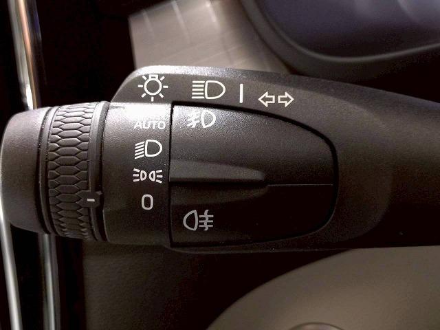 ＸＣ４０ Ｔ４　モメンタム　１オナ／全周囲／レーダークルーズ／ＥＴＣ／ＡＰＰカープレイ／ブラインドスポット／パワーシート／フルセグ／白レザー／シートメモリー／ブレーキホールド／シートヒーター／ステアリングスイッチ（29枚目）