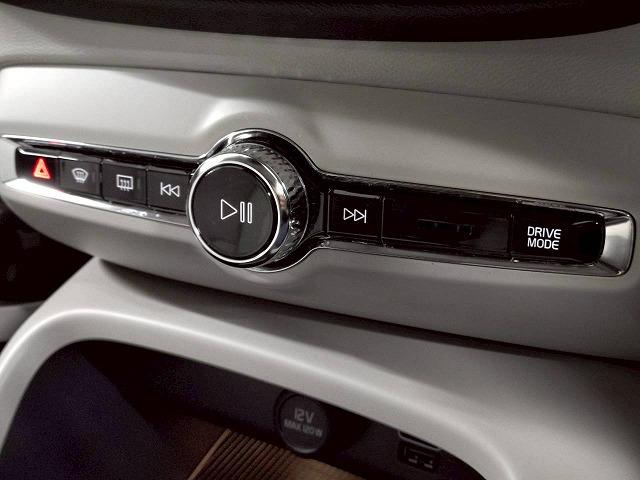 ＸＣ４０ Ｔ４　モメンタム　１オナ／全周囲／レーダークルーズ／ＥＴＣ／ＡＰＰカープレイ／ブラインドスポット／パワーシート／フルセグ／白レザー／シートメモリー／ブレーキホールド／シートヒーター／ステアリングスイッチ（32枚目）