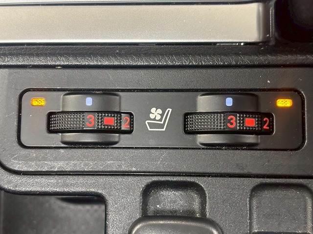 ランドクルーザープラド ＴＸ“Ｌパッケージ・７０ｔｈ　ＡＮＮＩＶＥＲＳＡＲＹ　ＬＩＭ　１オナ／サンルーフ／全周囲／メーカーナビ／ＥＴＣ／ルーフレール／ブラインドスポット／茶革／レーダークルーズ／シートヒーター＆シートクーラー／オートハイビーム／アップルカープレイ（7枚目）