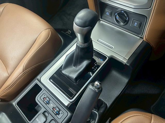 ランドクルーザープラド ＴＸ“Ｌパッケージ・７０ｔｈ　ＡＮＮＩＶＥＲＳＡＲＹ　ＬＩＭ　１オナ／サンルーフ／全周囲／メーカーナビ／ＥＴＣ／ルーフレール／ブラインドスポット／茶革／レーダークルーズ／シートヒーター＆シートクーラー／オートハイビーム／アップルカープレイ（43枚目）