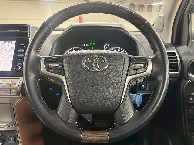 ランドクルーザープラド ＴＸ“Ｌパッケージ・７０ｔｈ　ＡＮＮＩＶＥＲＳＡＲＹ　ＬＩＭ　１オナ／サンルーフ／全周囲／メーカーナビ／ＥＴＣ／ルーフレール／ブラインドスポット／茶革／レーダークルーズ／シートヒーター＆シートクーラー／オートハイビーム／アップルカープレイ（49枚目）