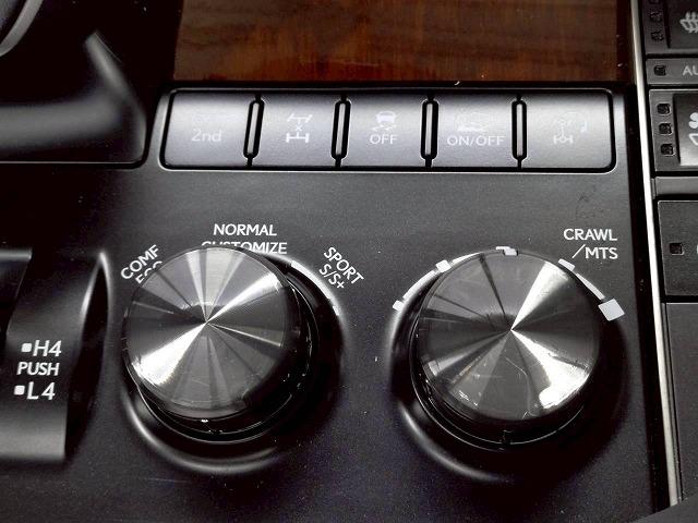 LX LX570 禁煙/サンルーフ/全周囲/電動リアゲート/ブラインドスポット/ヘッドアップディスプレイ/7人乗り/シートヒーター&シートクーラー/AC100V/ステアリングヒーター/後席シートヒーター(44枚目)