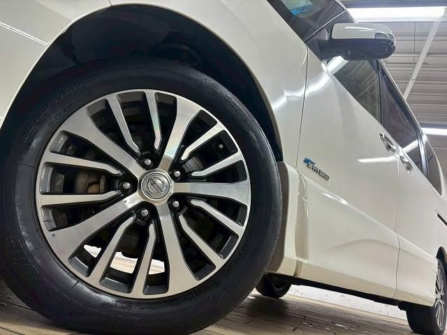 【純正アルミホイール】を装備しております。バランスのとれたアルミホイールは高速走行も安定性が高くなっております。
