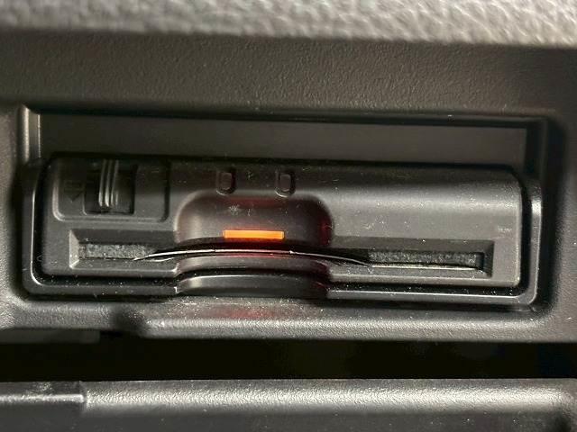 【ＥＴＣ車載器】を装備しておりますので、ご納車直後からの遠距離ドライブも可能です。土日の利用料金の割引や、朝夕の通行料金を割引料金にて高速道路をご利用いただけます。