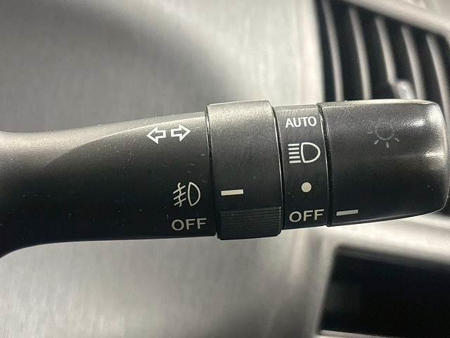 【オートライト】を搭載しております。トンネル走行時や暗くなると自動でヘッドライトが点灯します。