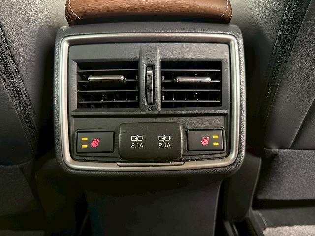 【後席シートヒーター】運転席助手席のみならず後席に乗る人への配慮がなされています。