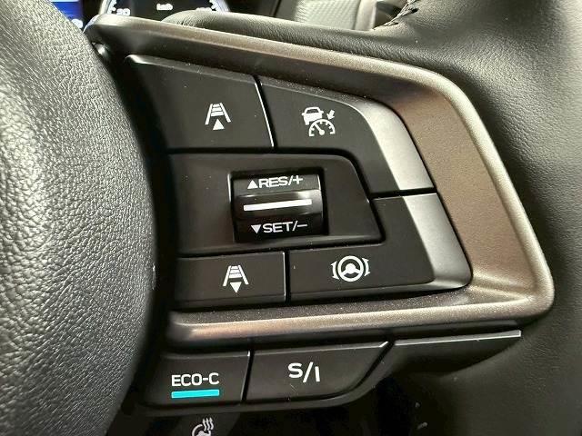 【レーダークルーズコントロール】装備車両です。レーダーやカメラを使って前を走るクルマの状況を検知して速度を調整してくれます。遠距離ドライブの高速道路などでは大活躍で疲労軽減に役立ちます。