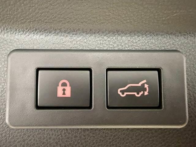 【電動リアゲート】ボタンひとつで大きなゲートも簡単に開閉可能です。背の高いＳＵＶ、ミニバンにあると嬉しいですね。