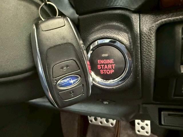 もはや定番となりつつある【スマートキー・プッシュスタート】鍵を持っているだけでエンジン始動から開閉まで行う事が出来ます。