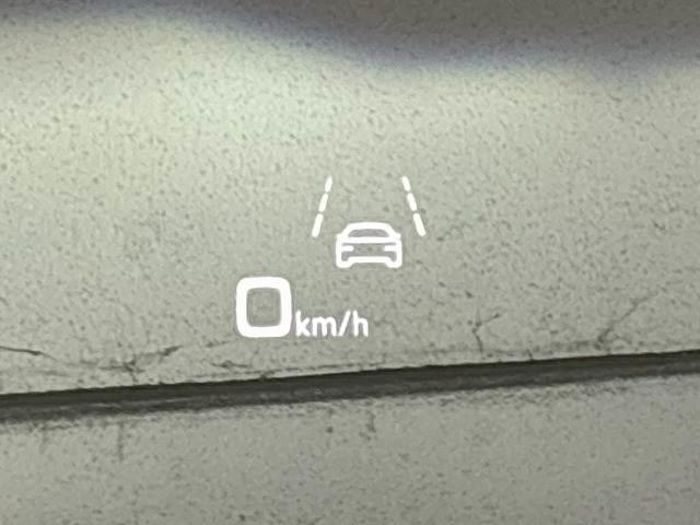 【ヘッドアップディスプレイ（ＨＵＤ）】を装備しております。スピードメーターやクルーズコントロールなどの作動状況が視線をなるべく落とさずに確認できます。