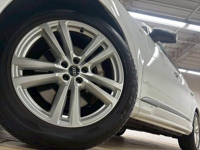 【純正アルミホイール】を装備しております。バランスのとれたアルミホイールは高速走行も安定性が高くなっております。