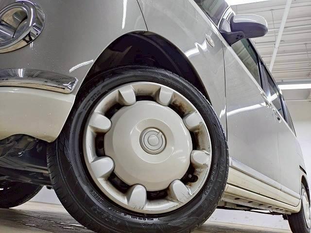 【純正ホイールキャップ】を装備しております。スチールホイールがむき出しではなく見た目もバッチリですね！