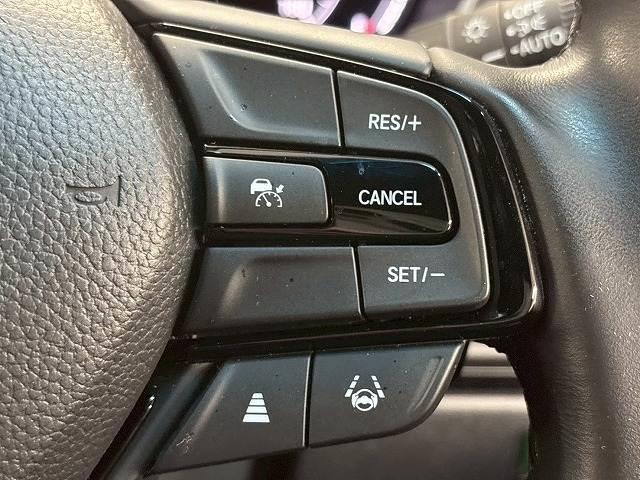 【レーダークルーズコントロール】装備車両です。レーダーやカメラを使って前を走るクルマの状況を検知して速度を調整してくれます。遠距離ドライブの高速道路などでは大活躍で疲労軽減に役立ちます。