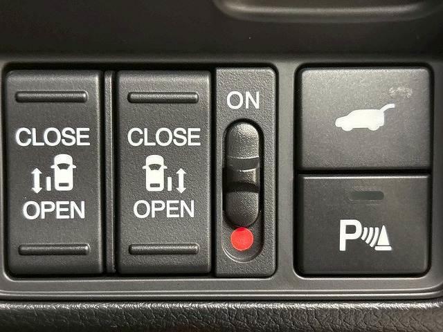 【両側電動スライドドア】運転席よりボタンひとつで開閉可能なスライドドアです。雨の日のお迎えの時など様々な場面で非常に便利ですよね♪