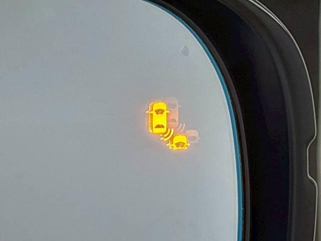 【ブラインドスポットモニター（ＢＳＭ）】車線変更時に車両後方から来る車両を検知し安全をサポートする装置です。