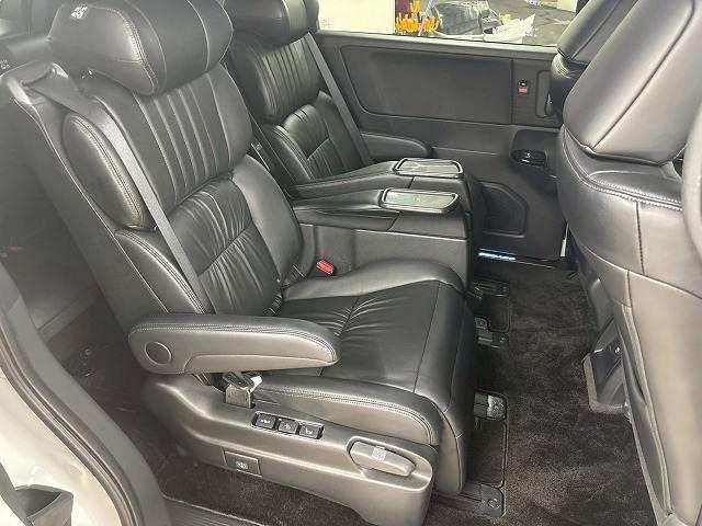 後部座席も気になるようなキズ・汚れやへたり等、大きなダメージはなく、良好な状態です。