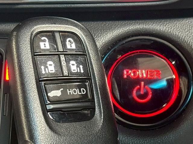 もはや定番となりつつある【スマートキー・プッシュスタート】鍵を持っているだけでエンジン始動から開閉まで行う事が出来ます。