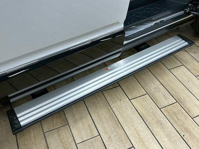 電動サイドステップ搭載しております。