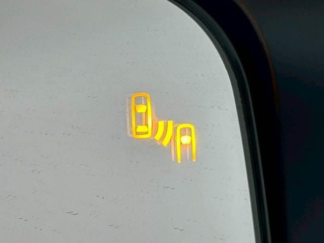 【ブラインドスポットモニター（ＢＳＭ）】車線変更時に車両後方から来る車両を検知し安全をサポートする装置です。