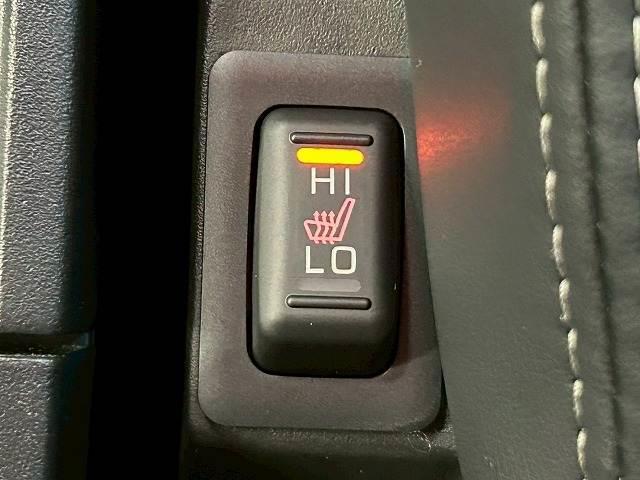 【シートヒーター】冬場にうれしいシートヒーターを装備。シート自体が温まりますので、冬場のドライブをより心地よくお楽しみいただけますよ。