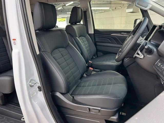 【ハーフレザーシート】を装備しており、車内の高級感がアップしております☆