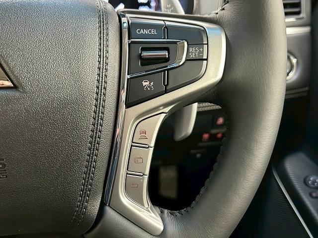 【レーダークルーズコントロール】装備車両です。レーダーやカメラを使って前を走る車両の状況を検知して速度を調整してくれます。遠距離ドライブの高速道路等で大活躍で疲労軽減に役立ちます。