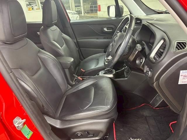 ジープ・レネゲード リミテッド　１オナ／バックカメラ／ブラインドスポット／ＥＴＣ／レーダークルーズ／シートヒーター／Ｐシート／ステアリングヒーター／フルセグ／アイドリングストップ／ディーラー車／レーンキープ（9枚目）