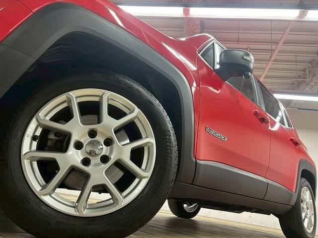 ジープ・レネゲード リミテッド　１オナ／バックカメラ／ブラインドスポット／ＥＴＣ／レーダークルーズ／シートヒーター／Ｐシート／ステアリングヒーター／フルセグ／アイドリングストップ／ディーラー車／レーンキープ（12枚目）