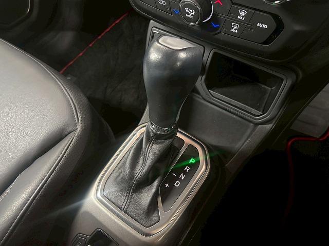 ジープ・レネゲード リミテッド　１オナ／バックカメラ／ブラインドスポット／ＥＴＣ／レーダークルーズ／シートヒーター／Ｐシート／ステアリングヒーター／フルセグ／アイドリングストップ／ディーラー車／レーンキープ（29枚目）