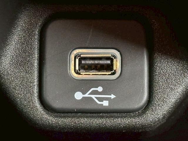 ジープ・レネゲード リミテッド　１オナ／バックカメラ／ブラインドスポット／ＥＴＣ／レーダークルーズ／シートヒーター／Ｐシート／ステアリングヒーター／フルセグ／アイドリングストップ／ディーラー車／レーンキープ（33枚目）