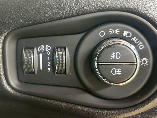 ジープ・レネゲード リミテッド　１オナ／バックカメラ／ブラインドスポット／ＥＴＣ／レーダークルーズ／シートヒーター／Ｐシート／ステアリングヒーター／フルセグ／アイドリングストップ／ディーラー車／レーンキープ（36枚目）