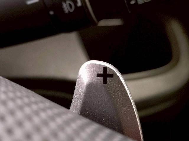 Ｎ－ＯＮＥ ◆２トーン　ＲＳ　禁煙車／バックカメラ／クルーズコントロール／パドルシフト／ステアリングスイッチ／純正アルミ／フォグランプ／オートライト／オートエアコン／スマートキー／横滑り制御装置／ＣＤ・ＤＶＤ再生（7枚目）