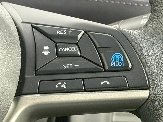 �y���[�_�[�N���[�Y�R���g���[���z�����ԗ��ł��B���[�_�[��J�������g���đO�𑖂�N���}�̏󋵂����m���đ��x�𒲐����Ă���܂��B�������h���C�u�̍������H�Ȃǂł͑劈��Ŕ�J�y���ɖ𗧂��܂��B