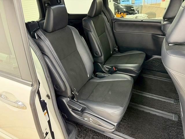 ノア Ｓｉ“Ｗ×Ｂ”　禁煙車／バックカメラ／両側パワースライド／クルーズコントロール／レーンキープ／衝突軽減／ＣＤ・ＤＶＤ再生／アイドリングストップ／スマートキー／オートハイビーム（9枚目）