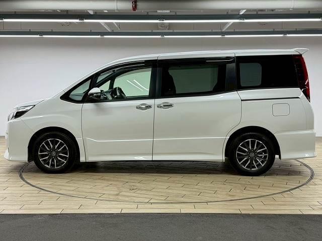 ノア Ｓｉ“Ｗ×Ｂ”　禁煙車／バックカメラ／両側パワースライド／クルーズコントロール／レーンキープ／衝突軽減／ＣＤ・ＤＶＤ再生／アイドリングストップ／スマートキー／オートハイビーム（18枚目）