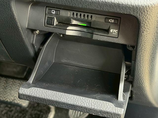 ノア Ｓｉ“Ｗ×Ｂ”　禁煙車／バックカメラ／両側パワースライド／クルーズコントロール／レーンキープ／衝突軽減／ＣＤ・ＤＶＤ再生／アイドリングストップ／スマートキー／オートハイビーム（32枚目）