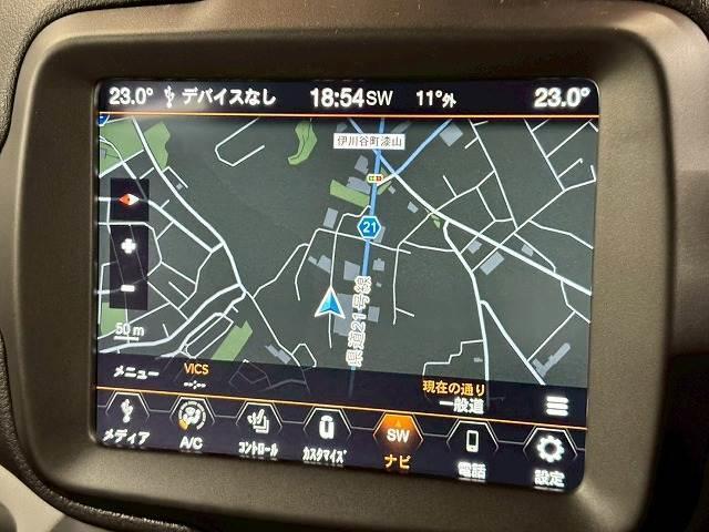 ジープ・レネゲード リミテッド　禁煙／バックカメラ／レーダークルーズ／ＥＴＣ／シートヒーター／メーカーナビ／ブラインドスポット／アップルカープレイ／パワーシート／ステアリングヒーター／アイドリングストップ（3枚目）