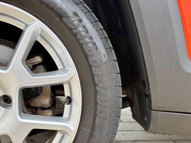 ジープ・レネゲード リミテッド　禁煙／バックカメラ／レーダークルーズ／ＥＴＣ／シートヒーター／メーカーナビ／ブラインドスポット／アップルカープレイ／パワーシート／ステアリングヒーター／アイドリングストップ（57枚目）