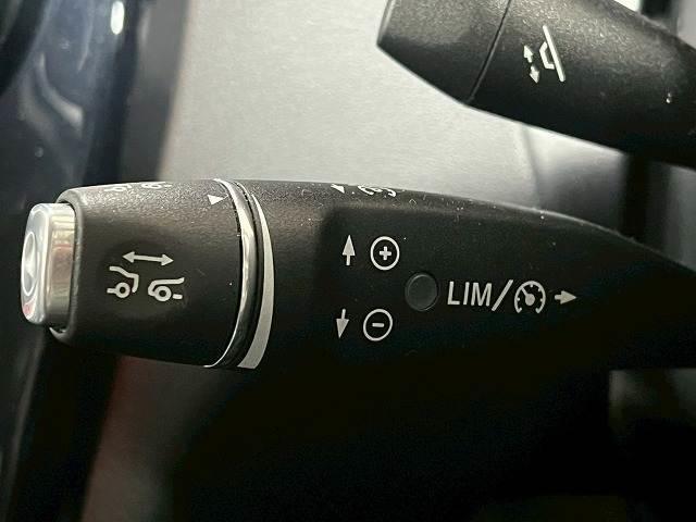 �y���[�_�[�N���[�Y�R���g���[���z�����ԗ��ł��B���[�_�[��J�������g���đO�𑖂�N���}�̏󋵂����m���đ��x�𒲐����Ă���܂��B�������h���C�u�̍������H�Ȃǂł͑劈��Ŕ�J�y���ɖ𗧂��܂��B