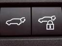 【電動リアゲート】ボタンひとつで大きなゲートも簡単に開閉可能です。背の高いSUV、ミニバンにあると嬉しいですね。