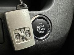 【スマートキー・プッシュスタート】キーを身につけている状態であれば、ドアに付いているスイッチを押すだけで、ドアロックの開閉ができる機能。エンジン始動も便利ですね♪ 7