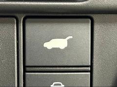 【電動リアゲート】ボタンひとつで大きなゲートも簡単に開閉可能です。背の高いＳＵＶ、ミニバンにあると嬉しいですね。 7