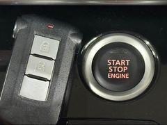 【スマートキー・プッシュスタート】キーを身につけている状態であれば、ドアに付いているスイッチを押すだけで、ドアロックの開閉ができる機能。エンジン始動も便利ですね♪ 7
