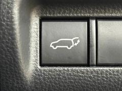 【電動リアゲート】ボタンひとつで大きなゲートも簡単に開閉可能です。背の高いＳＵＶ、ミニバンにあると嬉しいですね。 6