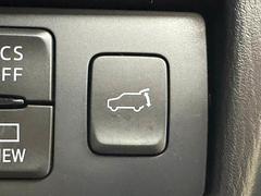 【電動リアゲート】ボタンひとつで大きなゲートも簡単に開閉可能です。背の高いＳＵＶ、ミニバンにあると嬉しいですね。 7