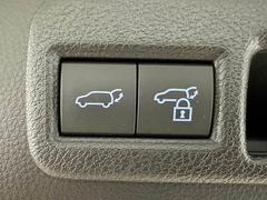 【電動リアゲート】ボタンひとつで大きなゲートも簡単に開閉可能です。高級車ならではの装備は嬉しいですね。 3