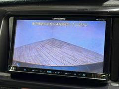 【カラーバックモニター】を装備しております。リアの映像がカラーで映し出されますので日々の駐車も安心安全です。 4